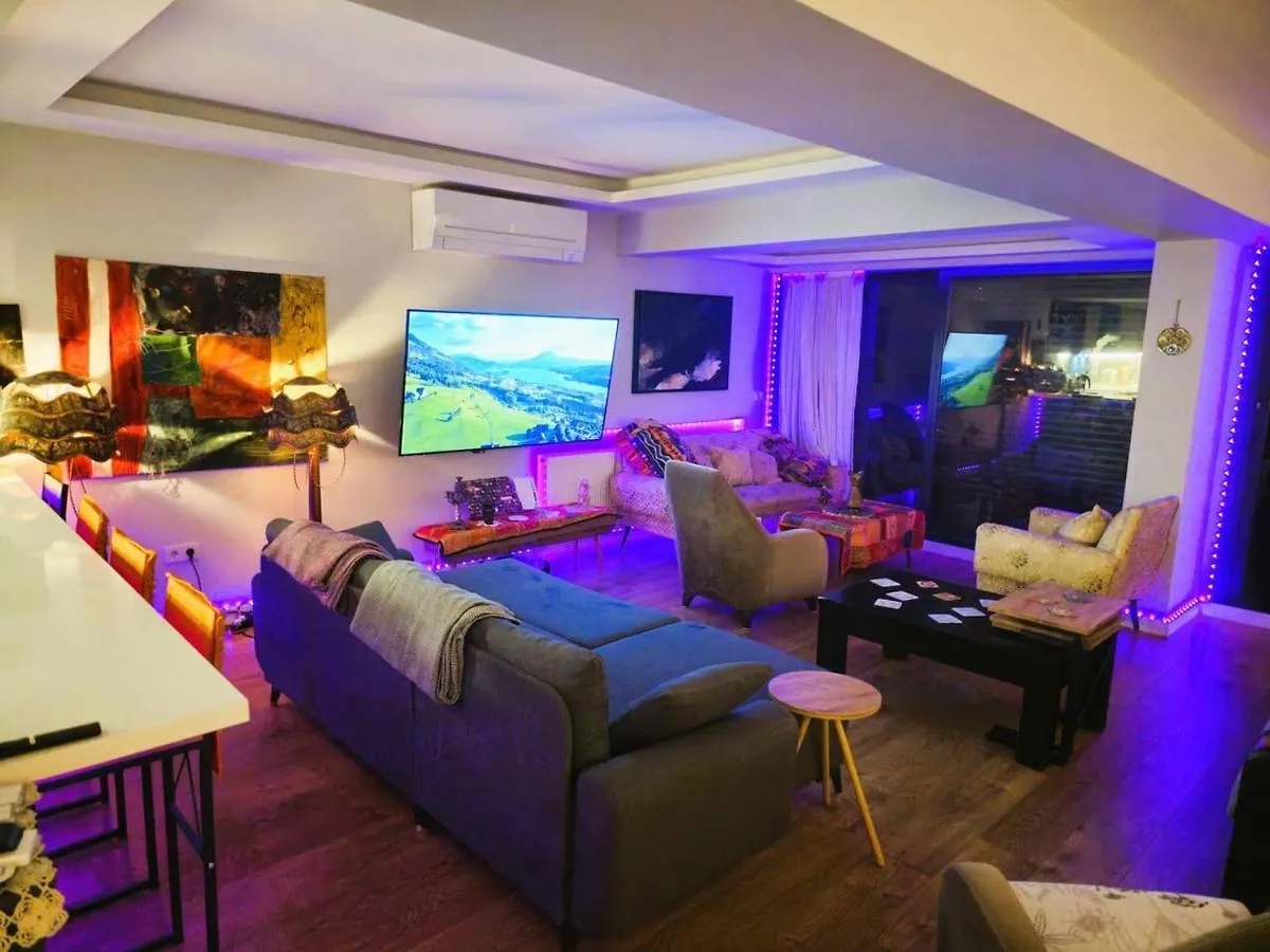 Appartamento Elegant & Cozy Retreat Home, City Center Gem By The Seaside, Steps From The Tram Smirne