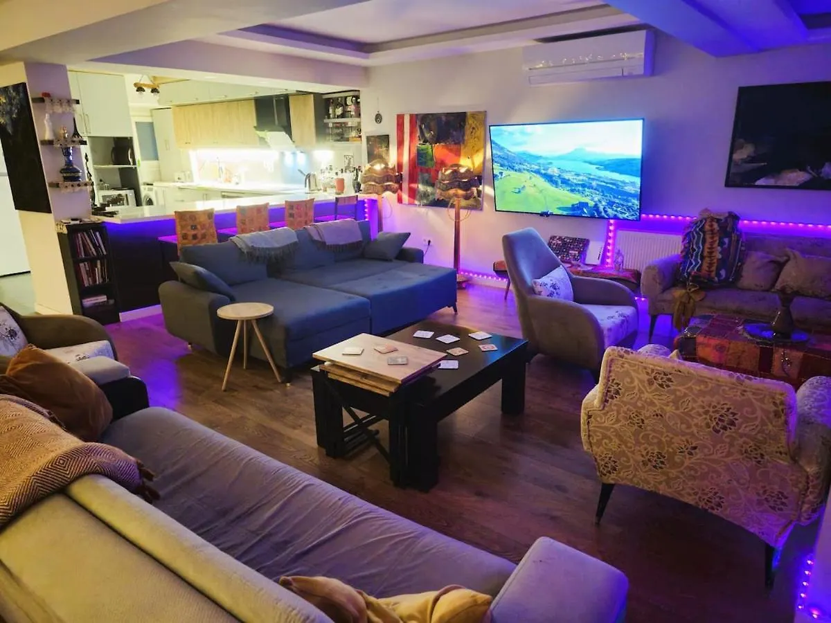 Elegant & Cozy Retreat Home, City Center Gem By The Seaside, Steps From The Tram Smirne
