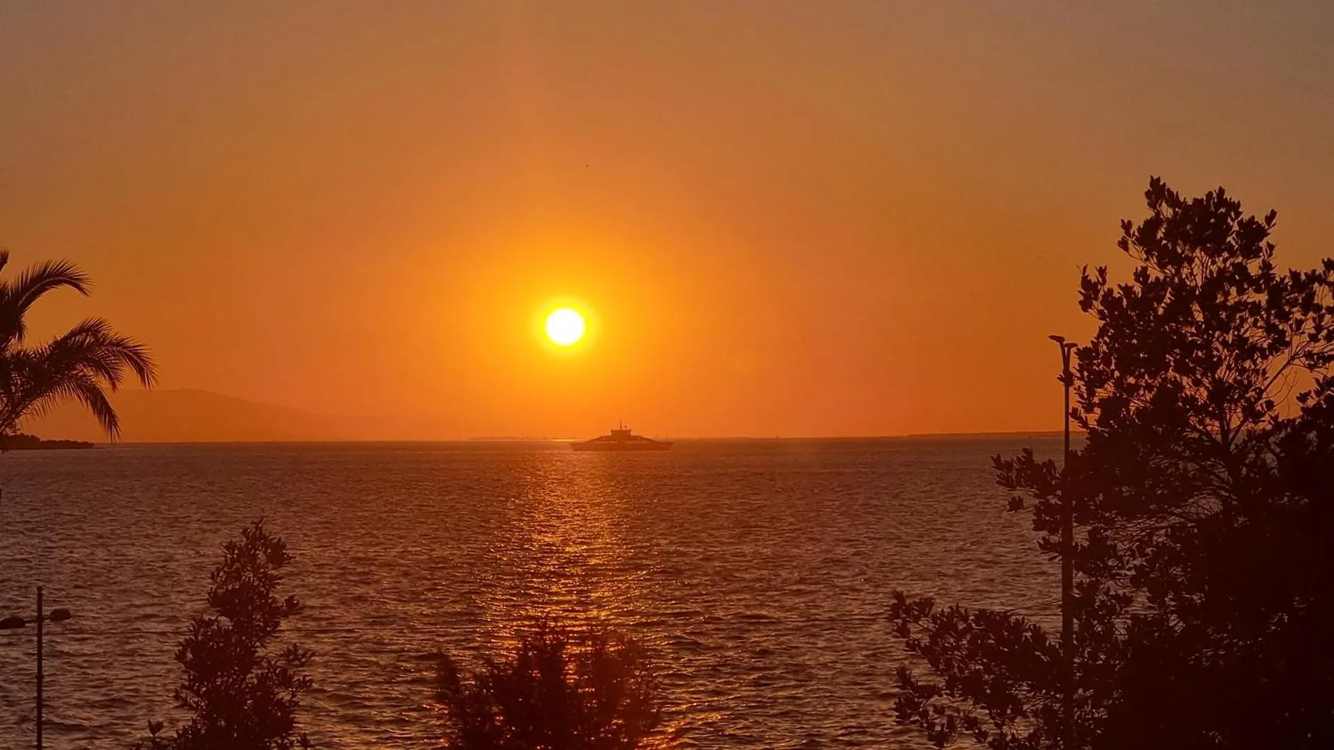 Elegant & Cozy Retreat Home, City Center Gem By The Seaside, Steps From The Tram Izmir