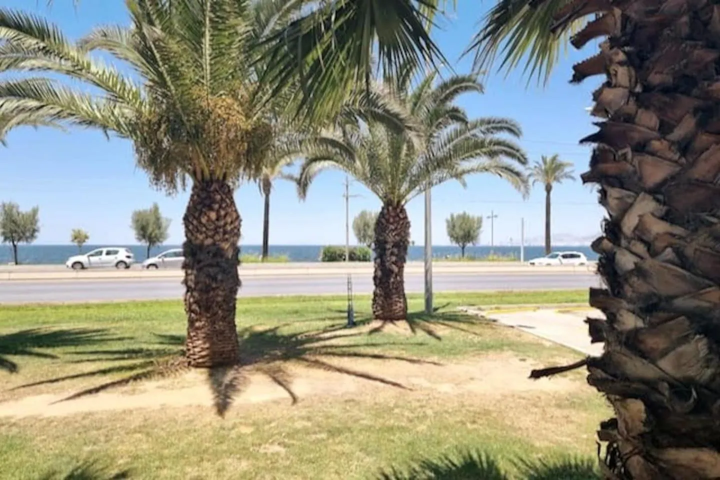 Elegant & Cozy Retreat Home, City Center Gem By The Seaside, Steps From The Tram Izmir Apartament