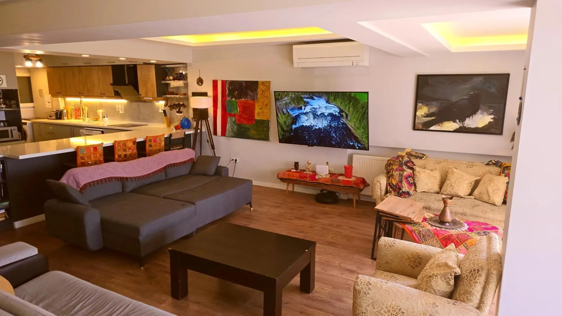 Apartament Elegant & Cozy Retreat Home, City Center Gem By The Seaside, Steps From The Tram Izmir