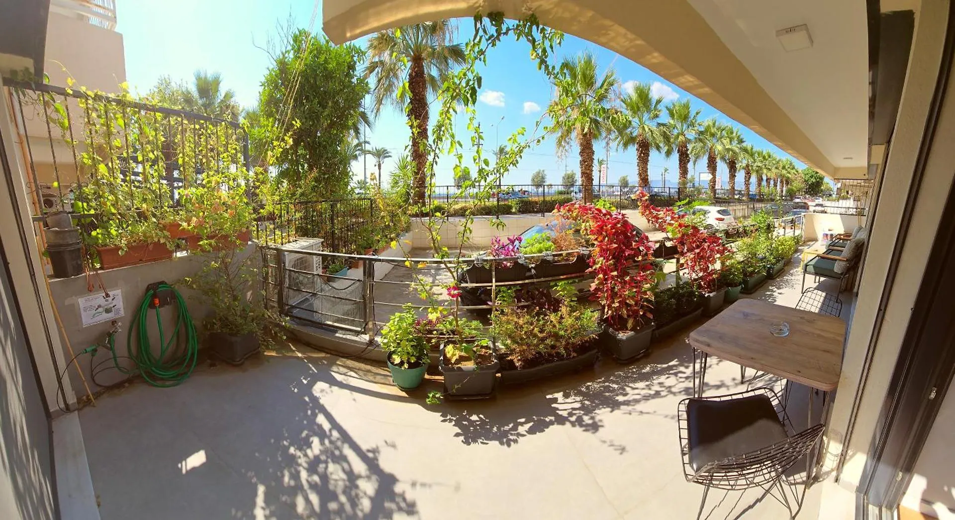 Apartament Elegant & Cozy Retreat Home, City Center Gem By The Seaside, Steps From The Tram Izmir