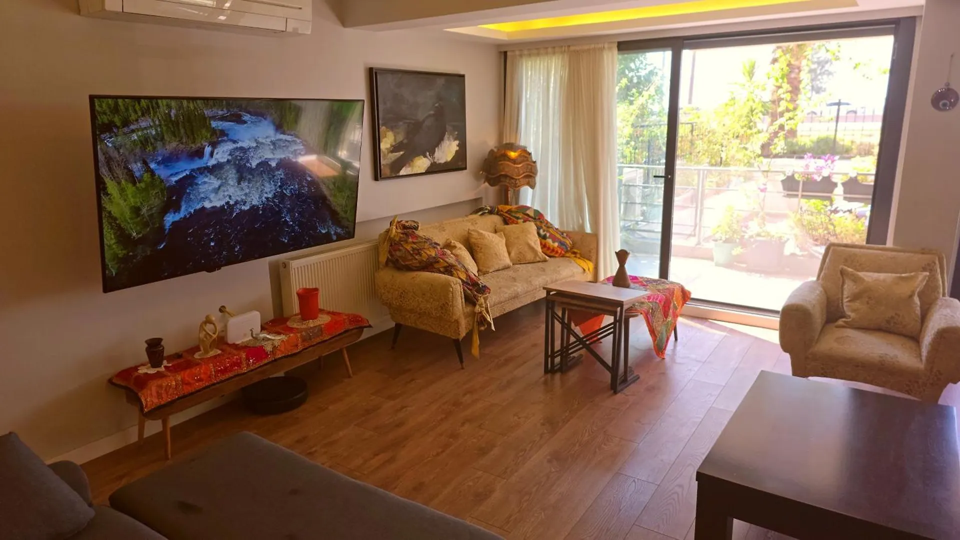Apartament Elegant & Cozy Retreat Home, City Center Gem By The Seaside, Steps From The Tram Izmir Turcja