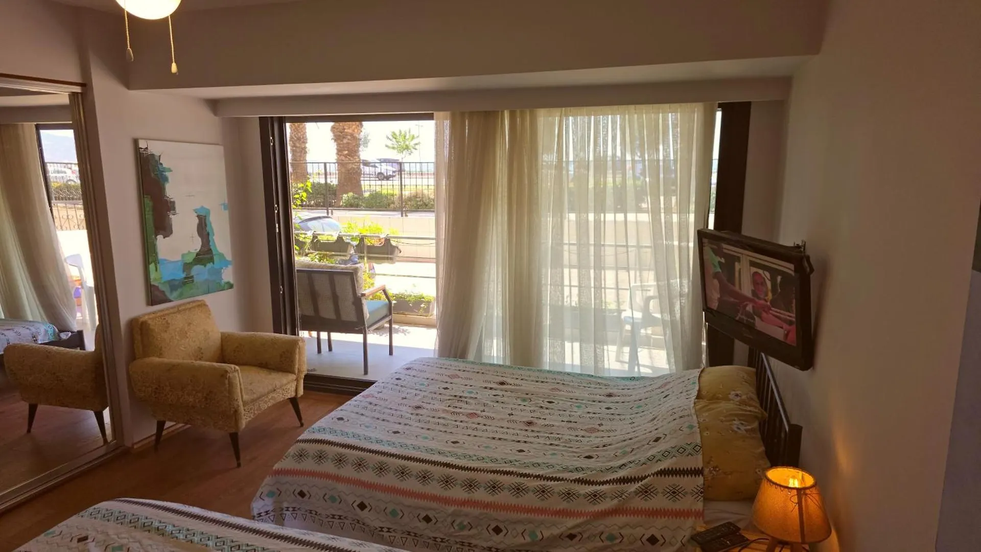 Elegant & Cozy Retreat Home, City Center Gem By The Seaside, Steps From The Tram Izmir Apartament
