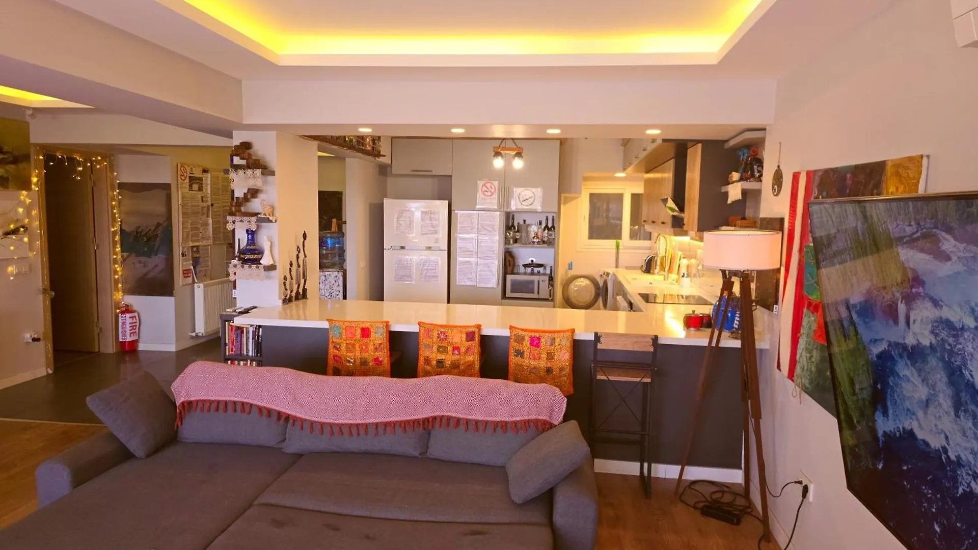 Elegant & Cozy Retreat Home, City Center Gem By The Seaside, Steps From The Tram Izmir Apartament