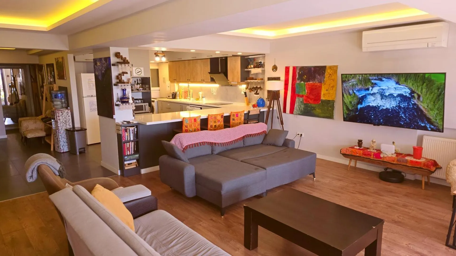 Elegant & Cozy Retreat Home, City Center Gem By The Seaside, Steps From The Tram Izmir Apartament