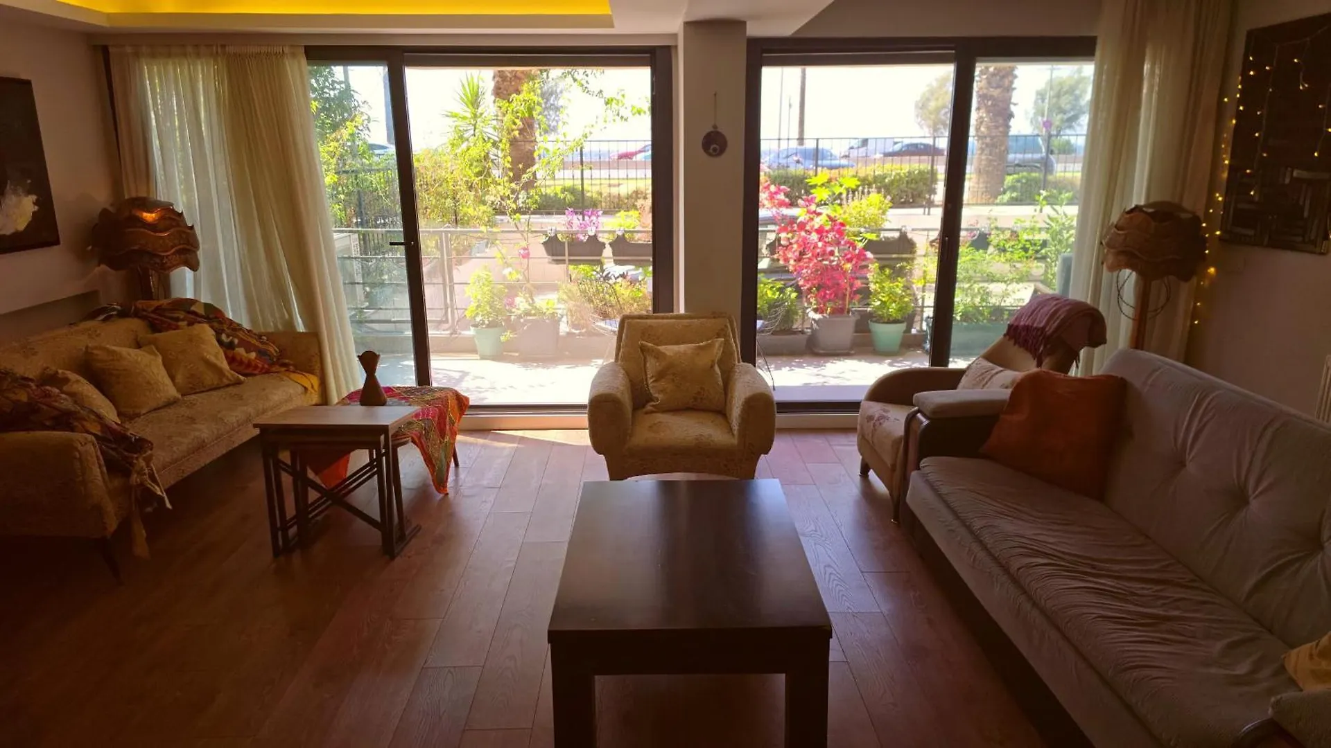 Elegant & Cozy Retreat Home, City Center Gem By The Seaside, Steps From The Tram Izmir Apartament