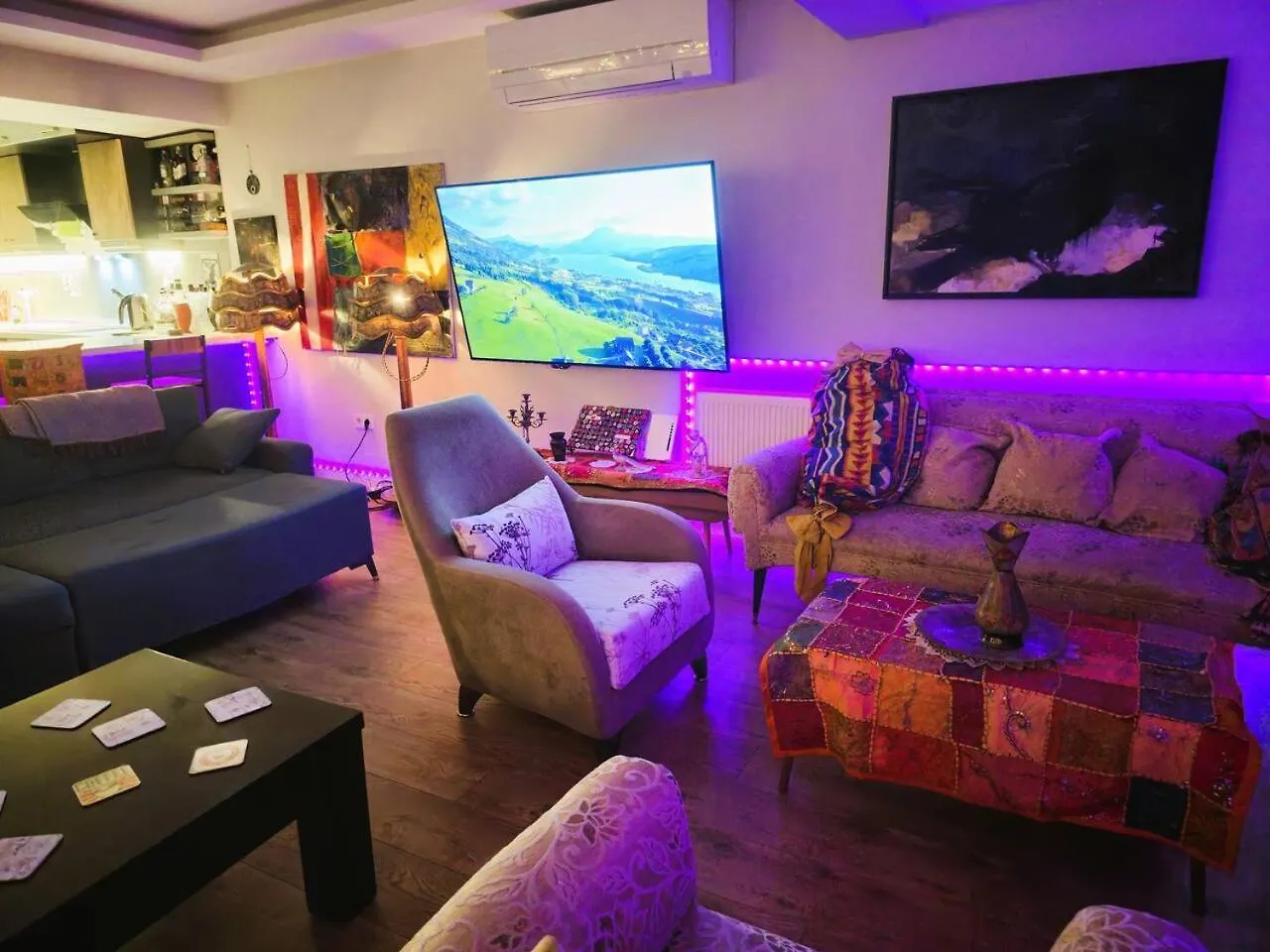 Apartment Elegant & Cozy Retreat Home, City Center Gem By The Seaside, Steps From The Tram Izmir
