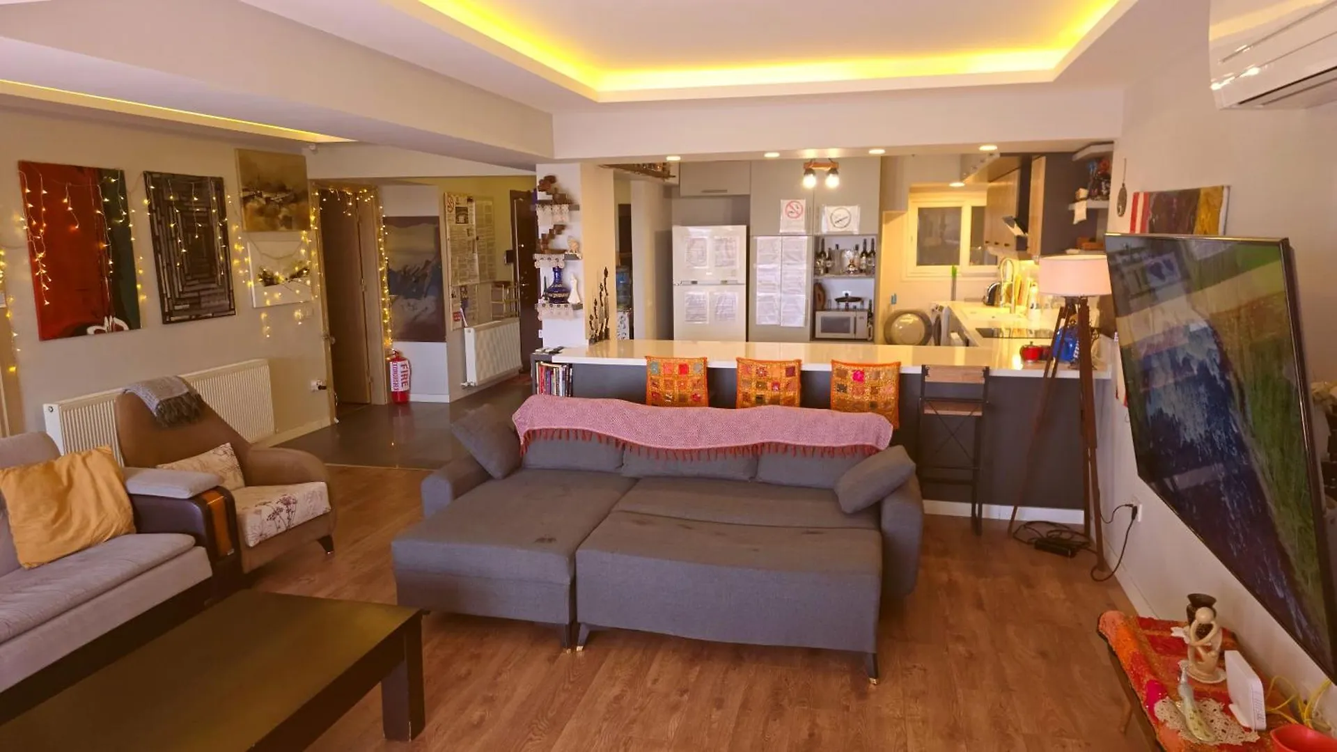 Elegant & Cozy Retreat Home, City Center Gem By The Seaside, Steps From The Tram イズミル 0*,  トルコ