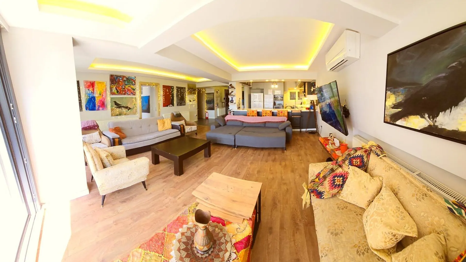 Apartment Elegant & Cozy Retreat Home, City Center Gem By The Seaside, Steps From The Tram Izmir Turkey